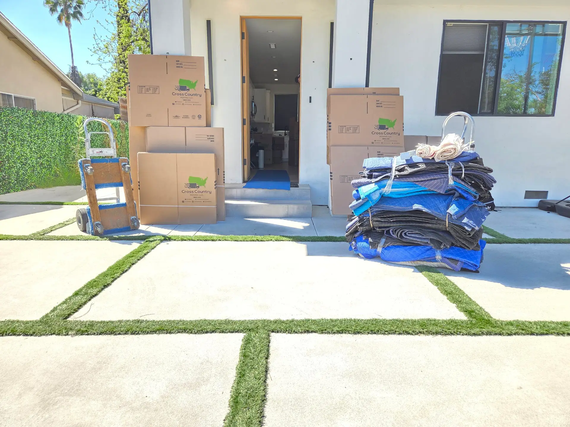 Cross Country Moving professionals at work for Houston route